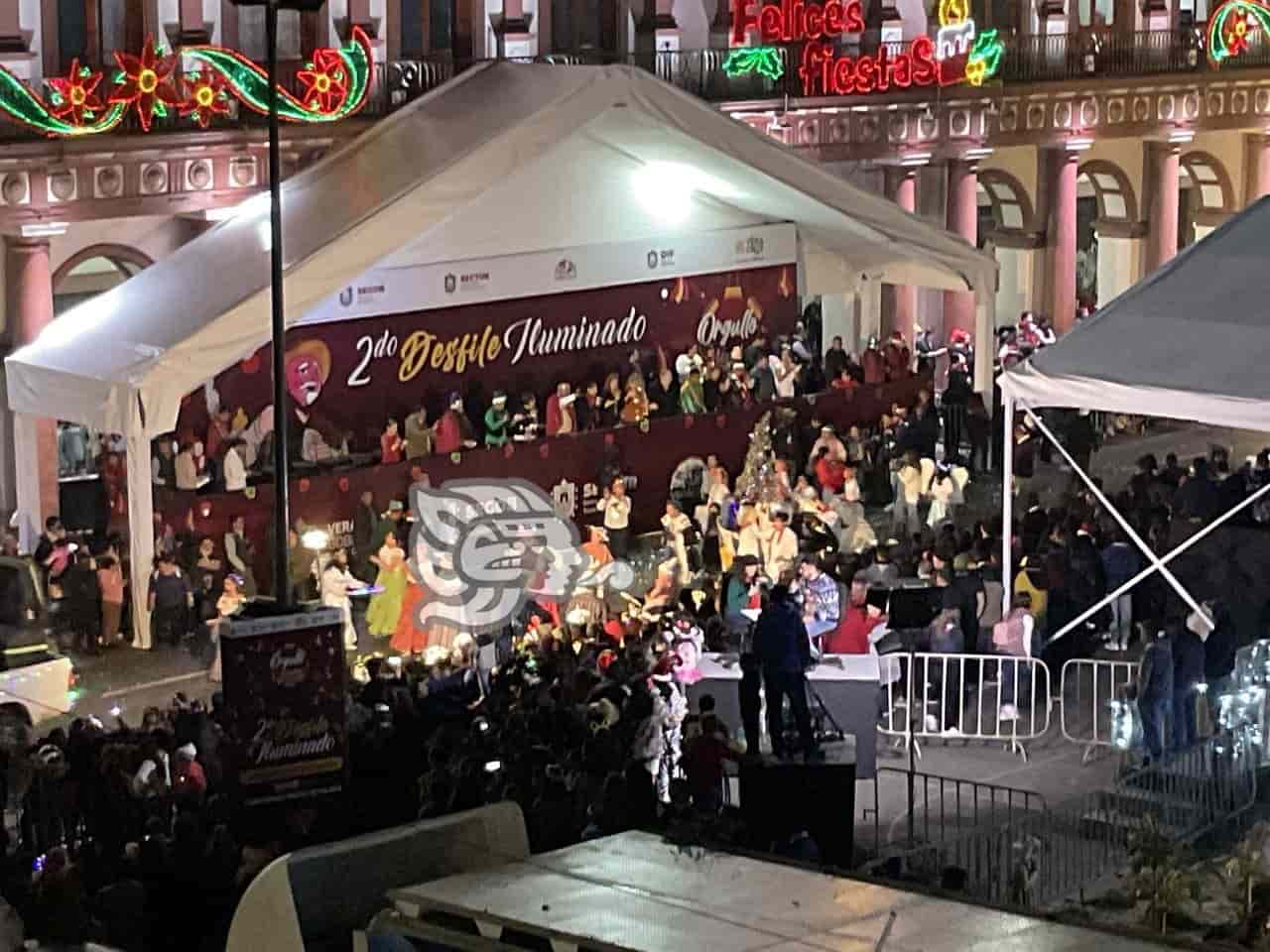 Ciudadanos disfrutan luminoso desfile navideño en Xalapa