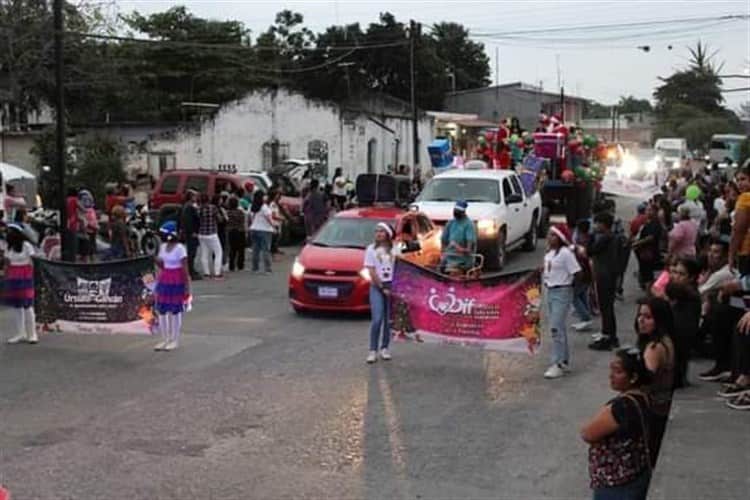 Cientos de familias disfrutaron del Desfile Navideño en Zempoala