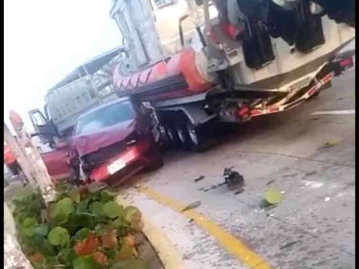 Se estampa automovilista contra palmera en bulevar de Veracruz