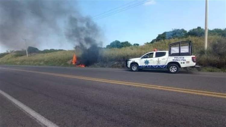 Sofocan incendio de pastizales sobre carretera a Alvarado-Paso del Toro
