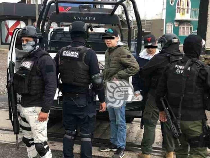 En operativo capturan a dos jóvenes; les encuentran arma hechiza y droga en Xalapa