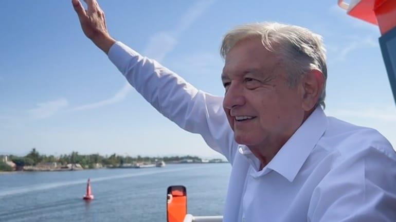 López Obrador muestra ferri que llevará al Centro Turístico Islas Marías