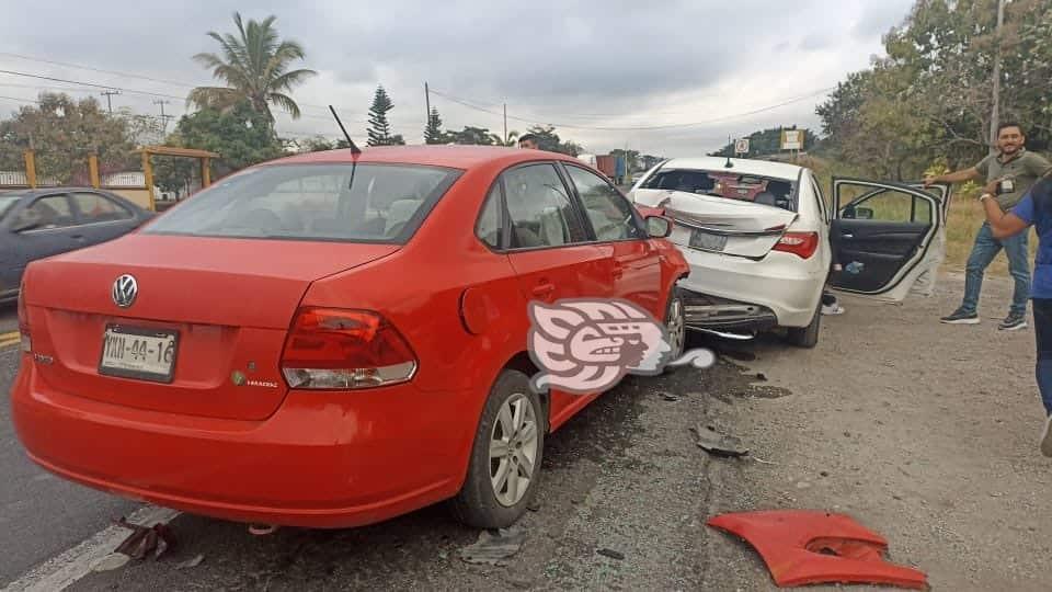 Una lesionada y daños deja choque de autos en Cerro Gordo