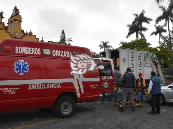 Trabajador de limpia pública de Orizaba cae a compactador; fue rescatado con vida