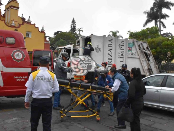 Trabajador de limpia pública de Orizaba cae a compactador; fue rescatado con vida