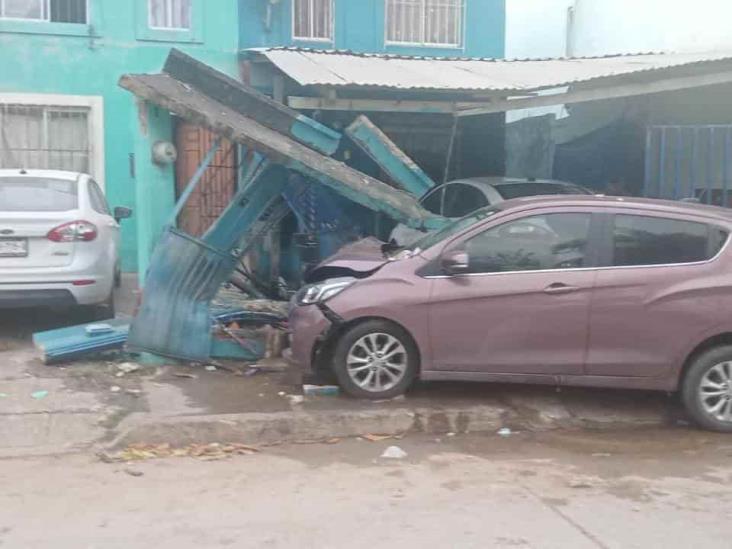 Choca contra vivienda y causa destrozos en sur de Veracruz