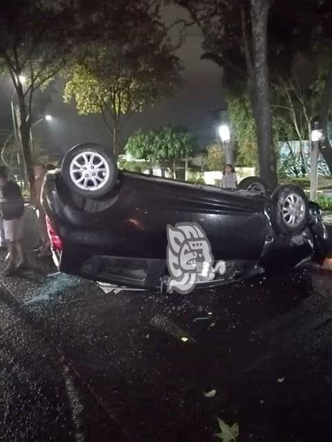 Terminan parranda volcando su auto en la avenida Xalapa
