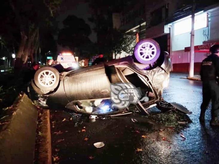 Terminan parranda volcando su auto en la avenida Xalapa