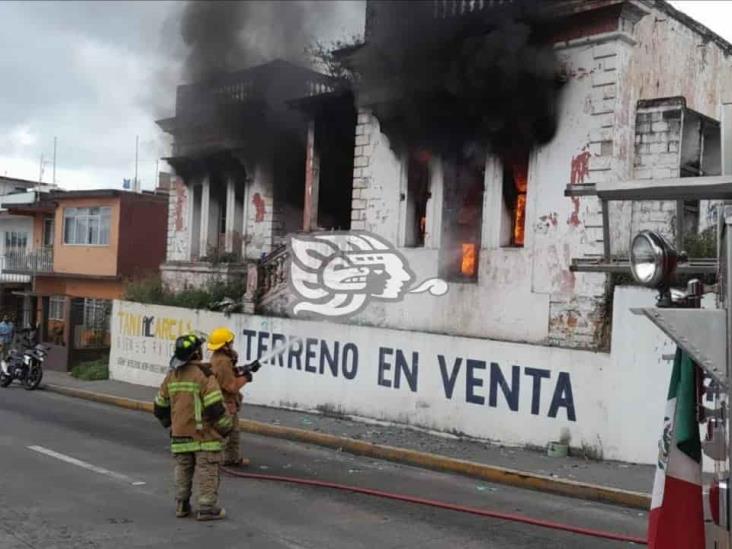 Incendio en vivienda abandonada de Córdoba genera movilización policiaca