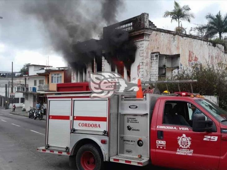 Incendio en vivienda abandonada de Córdoba genera movilización policiaca