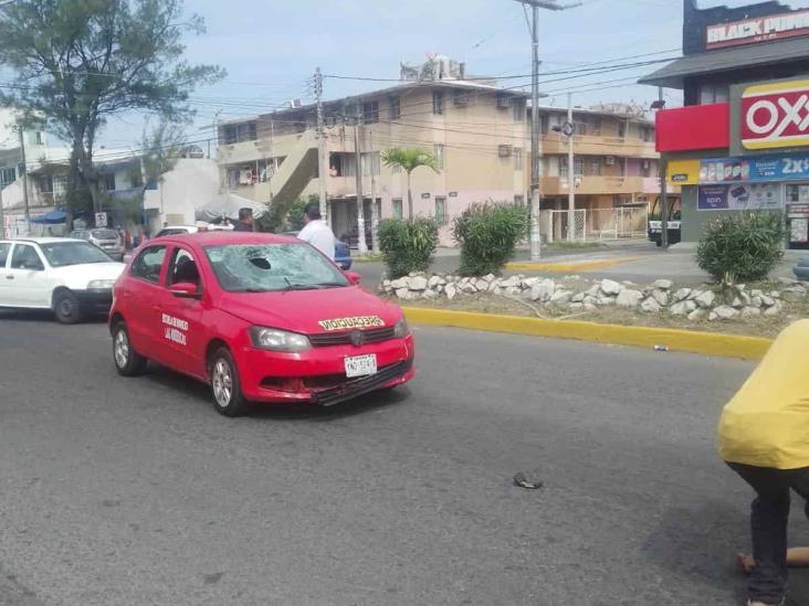 Auto de escuela de manejo atropella a peatón en calles de Veracruz