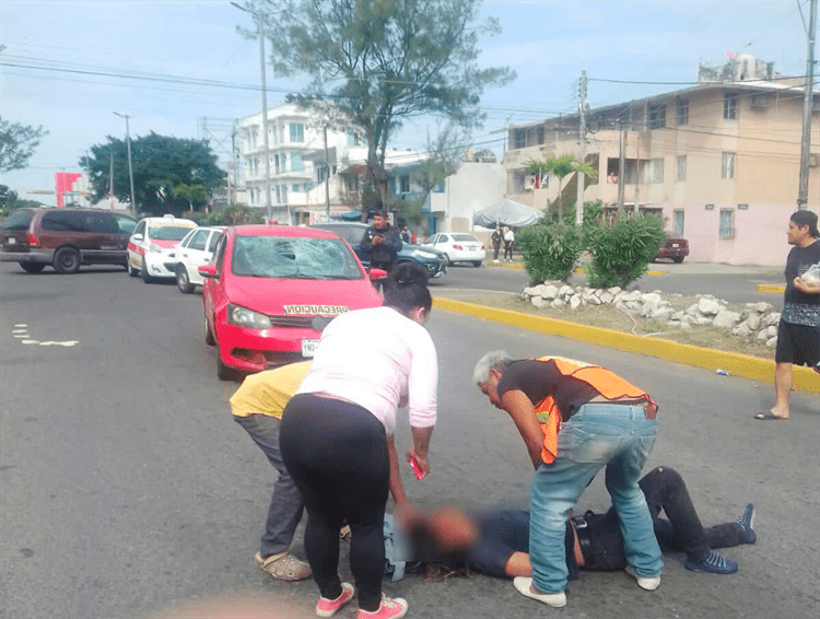 Auto de escuela de manejo atropella a peatón en calles de Veracruz