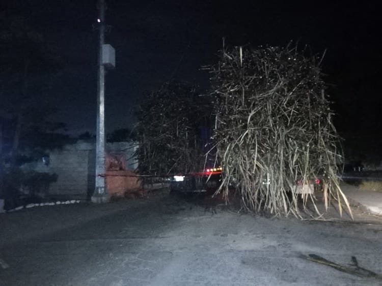 Choca camión cañero contra poste de Telmex en la Antigua