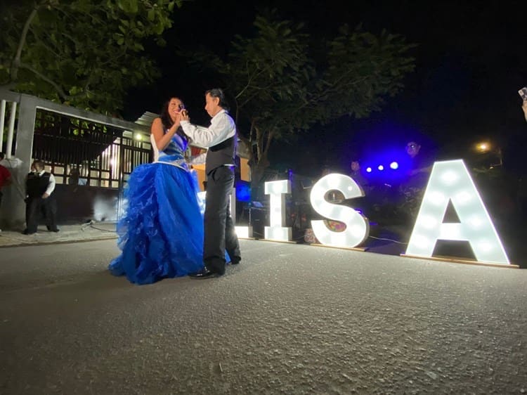 Lisa, la quinceañera jarocha, tuvo la fiesta de sus sueños (+videos)