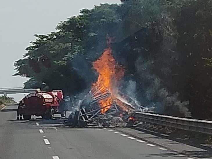 Se calcina tráiler tras incendiarse sobre la autopista Cosamaloapan – La Tinaja