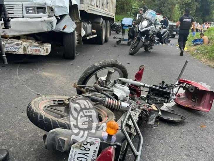Heridos, dos motociclistas al chocar contra un camión en la Xalapa-Alto Lucero