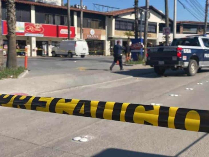 Hallan 6 cuerpos en vehículo abandonado en plaza de Tijuana