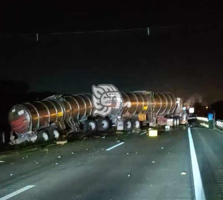 Tráiler doble pipa se accidenta en la autopista Orizaba-Córdoba