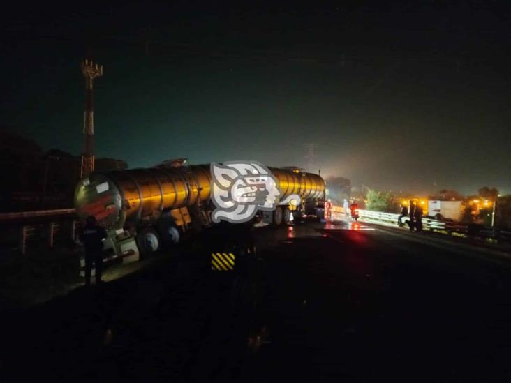 Tráiler doble pipa se accidenta en la autopista Orizaba-Córdoba