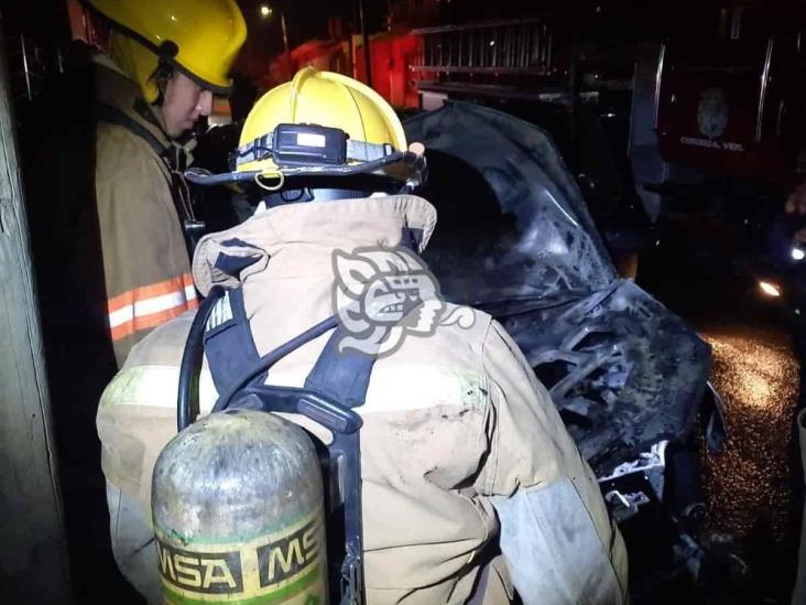Incendio de vehículo en Córdoba genera movilización policiaca