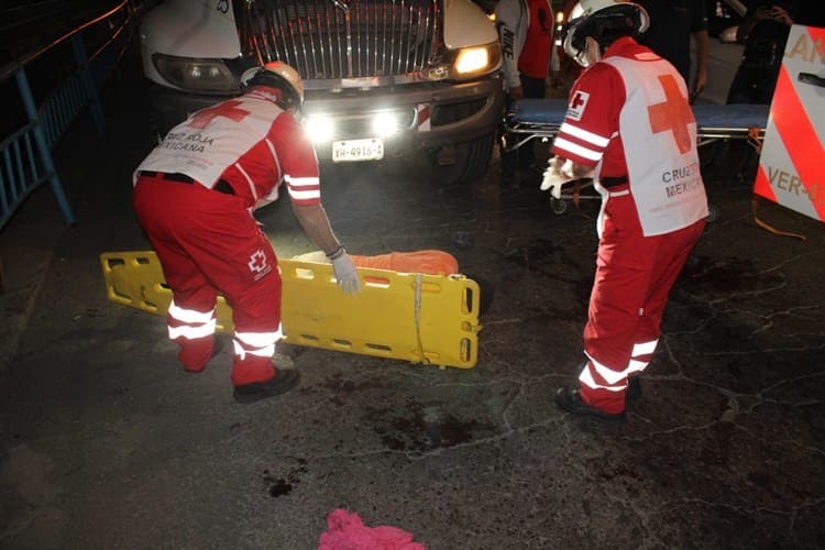 Atropellan a trabajador de la limpia pública frente al mercado Malibrán; auto huyó