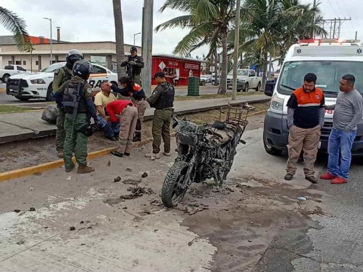 ¡En cenizas! se quema motocicleta en la Riviera Veracruzana; conductor resulta con quemaduras