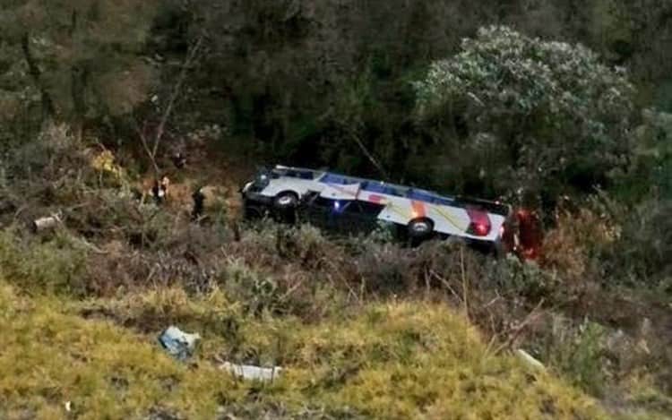 Autobús cae a barranco en la México-Puebla; un muerto y varios heridos