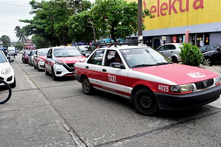 Ante violencia, líderes taxistas en Coatzacoalcos prefieren pasar desapercibidos