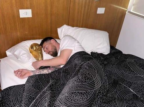Messi se lleva la copa del mundo a la cama y duerme abrazado de ella