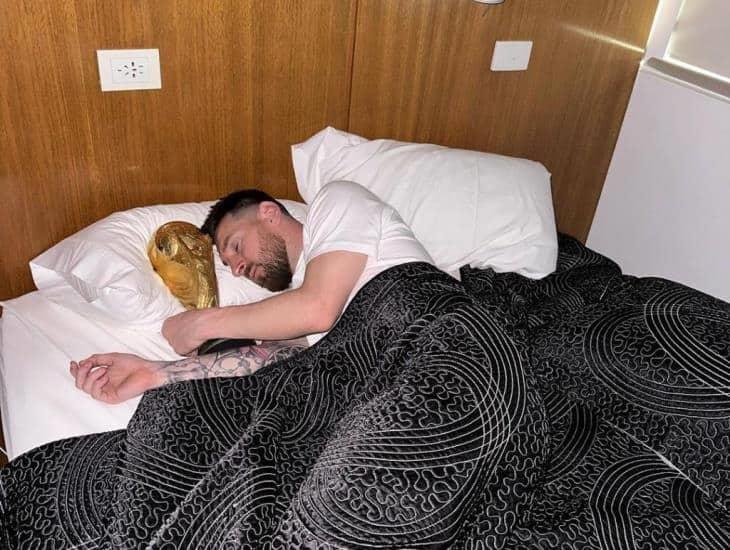Messi se lleva la copa del mundo a la cama y duerme abrazado de ella