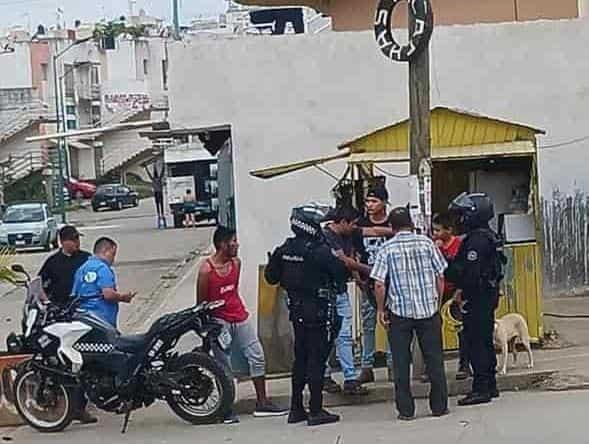 Lo amarraron como... En Xalapa, habitantes de Homex dejan en un poste a supuesto ladrón