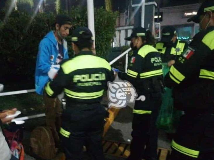 Elementos de seguridad entregan alimentos a familias de pacientes de hospitales de Córdoba