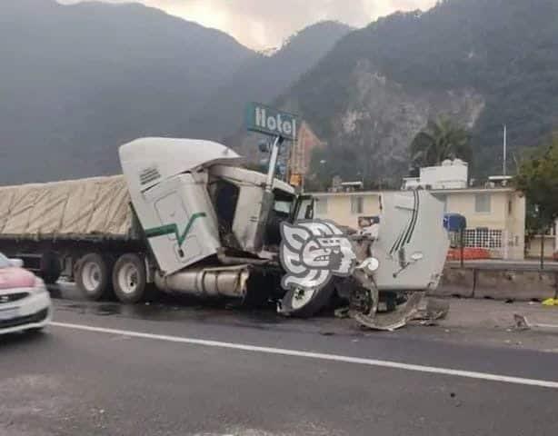Chocan tráileres en la autopista Córdoba-Puebla; hay un lesionado de gravedad