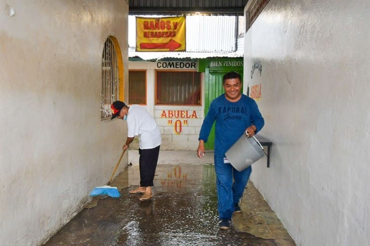 Era un cochinero; limpian Mercado ‘Los Portales’ en Poza Rica