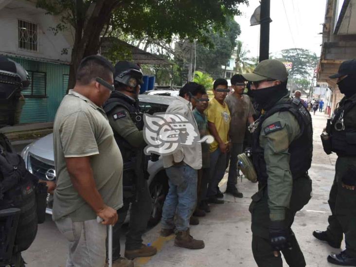 Por narcomenudeo y robo, a disposición de FGE empleados detenidos en taller de Acayucan (Video)