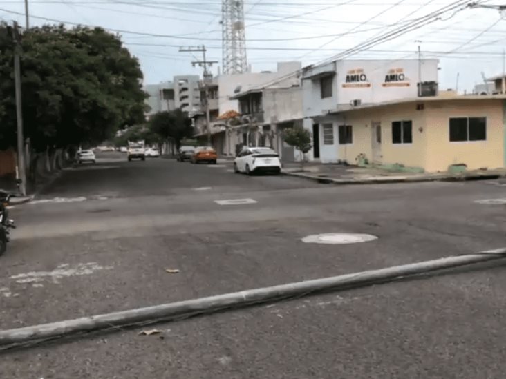 ¡El primero! Rachas de norte derriban luminaria en colonia de Veracruz(+Video)