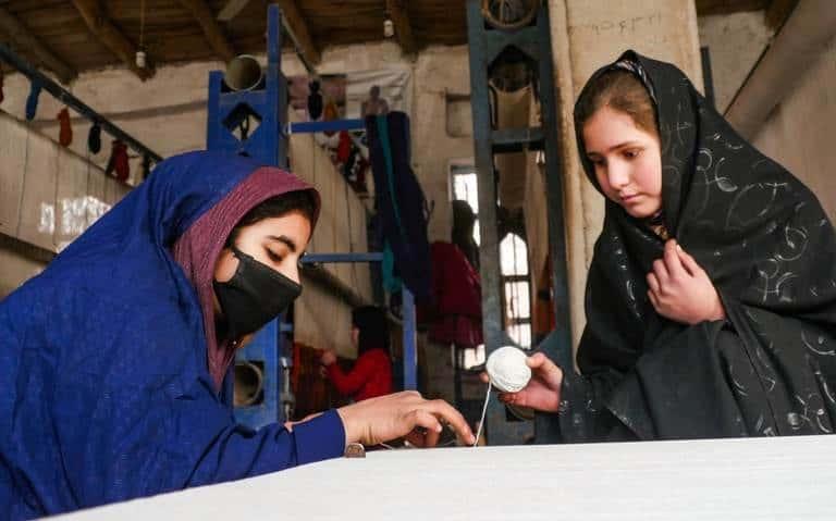 De nuevo, talibanes prohíben a mujeres acceso a universidad