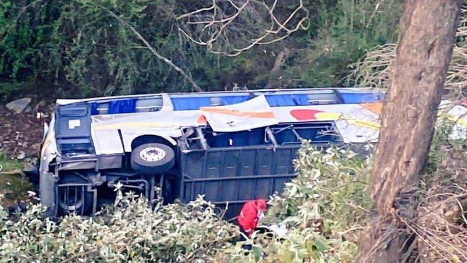 Autobús cae a barranco en la México-Puebla; un muerto y varios heridos