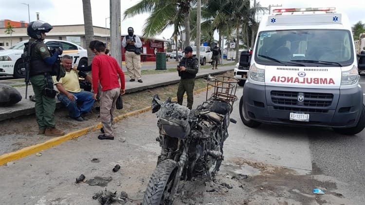 ¡En cenizas! se quema motocicleta en la Riviera Veracruzana; conductor resulta con quemaduras