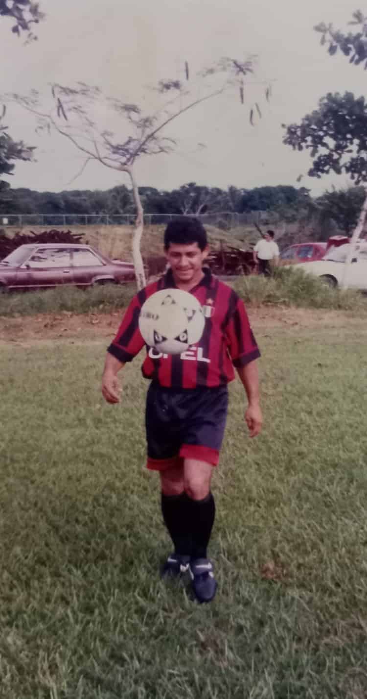 Andrés Uscanga, a sus 60 años es un icono del fútbol en Medellín de Bravo; hoy es un máximo goleador