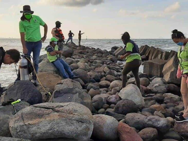 Casi se ahoga; rescatan a trabajador en playa de Alvarado