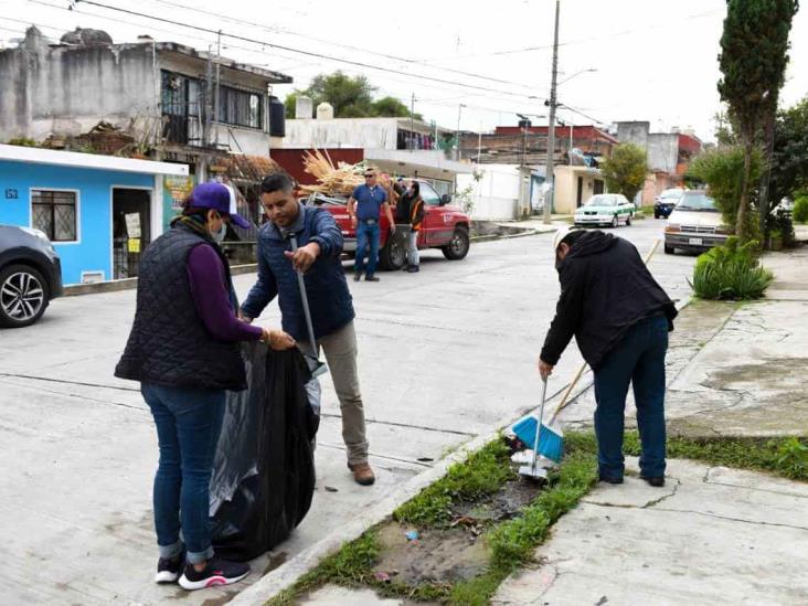 En Xalapa, invitan a población a barrer calles y banquetas