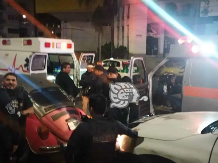 Chocan auto y taxi en avenida Lázaro Cárdenas de Xalapa; hay tres lesionados
