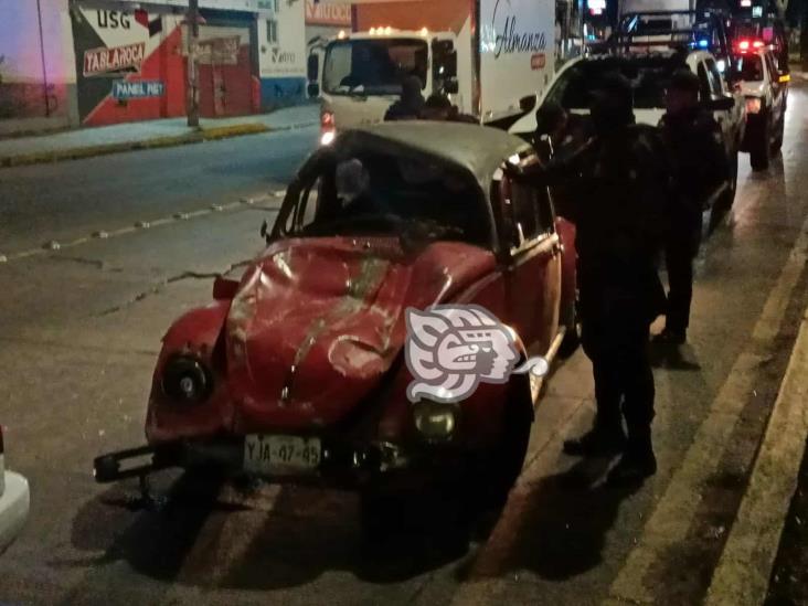 Chocan auto y taxi en avenida Lázaro Cárdenas de Xalapa; hay tres lesionados