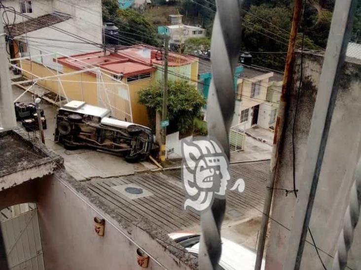 Vuelca camioneta cargada con carne en colonia Reforma de Xalapa