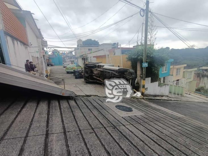 Vuelca camioneta cargada con carne en colonia Reforma de Xalapa
