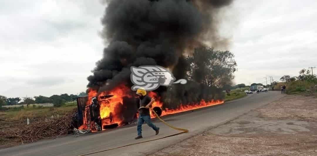 Se incendia camión cañero en Cuitláhuac; fuerte movilización policíaca