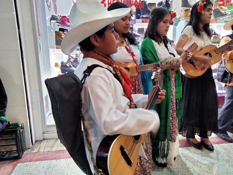 ¡Mantienen la tradición! Niños y jóvenes salen a cantar La Rama en Xalapa