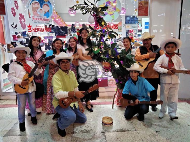 ¡Mantienen la tradición! Niños y jóvenes salen a cantar La Rama en Xalapa