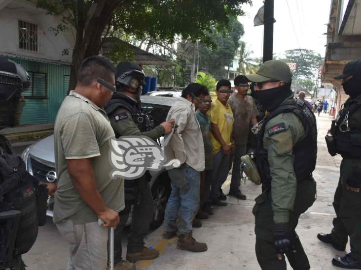 Por violaciones a sus derechos, libres empleados de taller detenidos por SSP en Acayucan